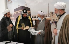 اهدای قرآن رهبر انقلاب به خانواده عراقی که 4 فرزندش را در راه خدمت به زوار از دست داد+تصاویر
