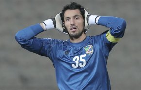 شاهد: في تصرّف غريب.. حارس مرمى كويتي يعرقل الحكم
