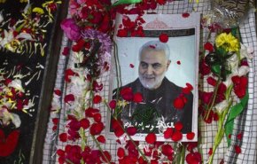 تجدید عهد جنبش فلسطینی با شهید سلیمانی بر سر مزارش +عکس
