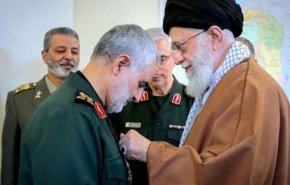 تصویر امضای رهبر انقلاب روی کفن شهید سردار سلیمانی