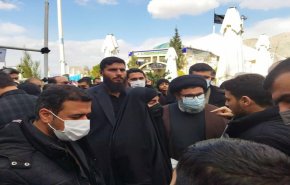 حضور معاون سید حسن نصرالله وخانواده شهید سلیمانی در گلزار شهدای کرمان + تصویر