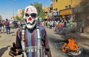 پرتاب گاز اشک‌آور در سودان همزمان با اعتراضات گسترده علیه کودتا‌چیان
