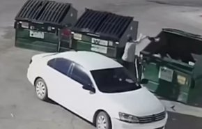بالفيديو/ حادثة مروعة..أم تقلي برضيعها في النفايات