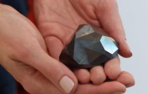 بالصور.. ماسة «فضائية» تزن نحو 556 قيراطاً تعرض للبيع بمزاد