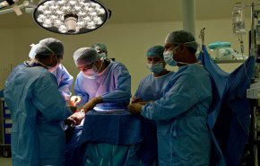 روبوت يجري ' أول عمل جراحي دقيق' بأداء أفضل من البشر