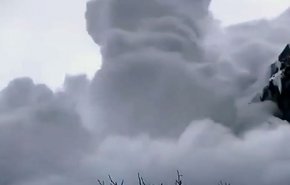 بالفيديو: لحظة وقوع انهيار جليدي ضخم في يوننان الصينية وهروب السياح