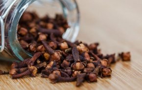 من الملح إلى القرنفل..لتهدئة التهاب الحلق