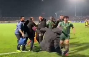 شاهد.. مدرب سوري يتعرض لاعتداء عنيف في الدوري العراقي
