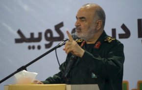 سرلشکر سلامی: به اندازه کافی سلاح های موثر با دانش بومی داریم/ قدرتی که توسط طاغوت به کسی داده شود نمی جنگد
