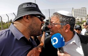 نائب إسرائيلي متطرف يشهر سلاحه بوجه فلسطينيين قرب القدس