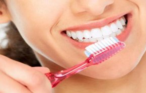 خمسة اخطاء نرتكبها عند تنظيف أسناننا