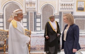 سلطان عمان يستقبل وزيرة خارجية بريطانيا 