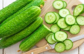 أسباب ستجعلك تتناولين الخيار قبل النوم