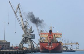 المسیره خبر داد: غارت نفت یمن توسط نیروهای ائتلاف/ نفتکش چینی در یکی از بنادر استان حضرموت یمن پهلو گرفت