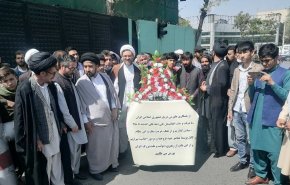 الشعب الافغاني يمطر باب السفارة الايرانية في كابول بالزهور