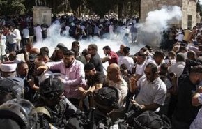 إصابة 8 فلسطينيين خلال محاولة القوات الإسرائيلية اقتحام المصلى القبلي