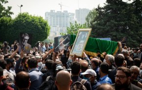 جثمان الفنان 'نادر طالب زادة' يواري الثرى في جنة الزهراء بعد تشييع مهيب