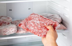 خطأ نرتكبه مرارا.. إياكم وتذويب اللحوم خارج الثلاجة!
