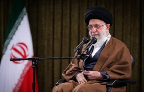 قائد الثورة الاسلامية يشيد بصمود العمال الذي أفشل أهداف الأعداء
