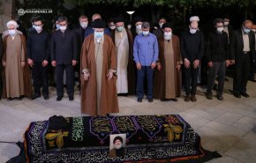 قائد الثورة أدى الصلاة على جثمان العالم الراحل فاطمي نيا