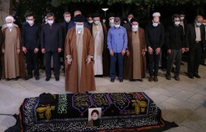 رهبر معظم انقلاب بر پیکر مرحوم فاطمی‌نیا نماز اقامه کردند
