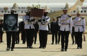 شاهد..العشرات من المشيعين لمظفر النواب يهاجمون موكب مصطفى الكاظمي