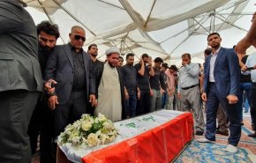 فيديو/ لحظة مواراة جثمان الشاعر مظفر النواب الثرى في النجف الاشرف 