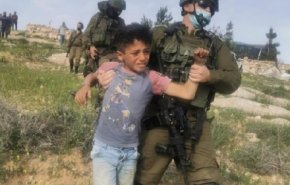 جنایت جدید صهیونیست ها؛ استفاده از نوجوان 16 ساله فلسطینی به عنوان سپر انسانی 