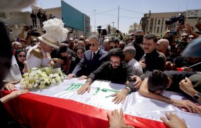 شاهد..مظفر النواب الشاعر المهاجر يحط رحاله الاخير في الوطن
