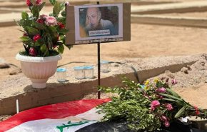 بالصور.. قبر الشاعر مظفر النواب في وادي السلام بالنجف الاشرف