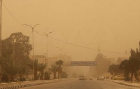 شاهد.. لليوم الثاني عاصفة غبارية تبتلع مدينة دير الزور في سوريا
