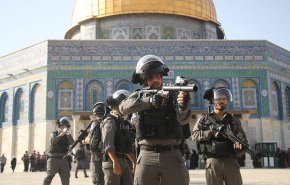 قوات الاحتلال تقتحم باحات الأقصى وتغلق أبواب المصلى القبلي بالسلاسل