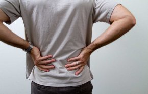 ثلاثة أطعمة يمكن أن يؤدي تجنبها إلى التخلص من آلام الظهر الشائعة