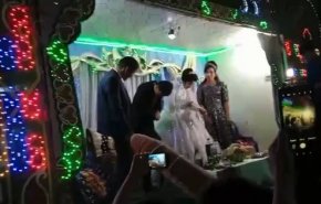 شاهد الشرطة تلاحق عريسا يصفع عروسه بعنف لهذا السبب..