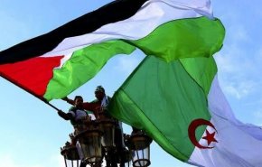 برافراشته شدن پرچم فلسطین در جشن‌های شصتمین سالگرد پیروزی استقلال الجزایر