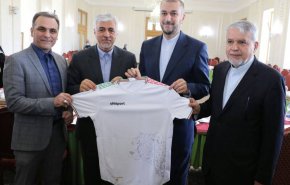 پیراهن تیم ملی فوتبال به امیرعبداللهیان اهدا شد  +عکس
