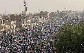 بالصور.. العراقيون يتوافدون لتأدية 