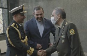 فرمانده نیروی دریایی عمان با وزیر دفاع دیدار کرد