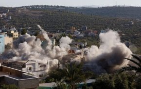 شاهد.. الاحتلال يهدم منزلي اسيرين فلسطينيين