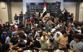 تصاویری از حضور طرفداران صدر در پارلمان عراق