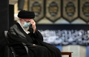 قائد الثورة الإسلامية يشارك بمراسم عزاء ليلة التاسع من محرم