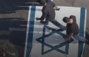 الأمن البحريني يستدعى شبانا داسوا علم الاحتلال بأرجلهم للتحقيق!