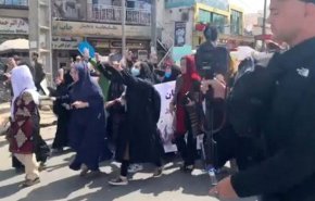 تظاهرات بانوان افغانستانی در اعتراض به تعطیلی مدارس دخترانه+ فیلم