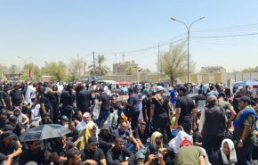 اقامه نماز توسط طرفداران جریان صدر در منطقه خضرا در بغداد 