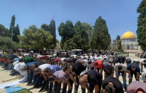 آلاف الفلسطينيين يؤدون صلاة الجمعة في المسجد الأقصى