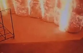 عامل يتسبب في حرق مصنع بالكامل لسبب عجيب!
