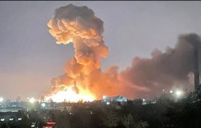 انفجارات بحقل العمر واللهب يتصاعد في أكبر قواعد الاحتلال الامريكي بسوريا