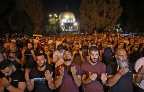 هزاران فلسطینی نماز صبح را در مسجد الاقصی اقامه کردند+ عکس