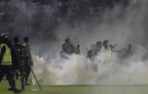 صور جديدة لكارثة ملعب إندونيسيا والرئيس يصدر أمرا عاجلا