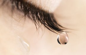 إلى أي أمراض تشير الدموع؟